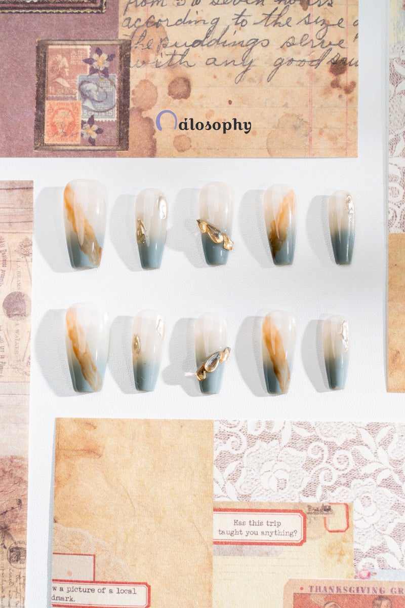 Nailosophy أظافر فاخرة مصنوعة يدويًا باللونين الأزرق الداكن والعنبر مع زينة ذهبية ثلاثية الأبعاد | شكل كوفين - Image 2
